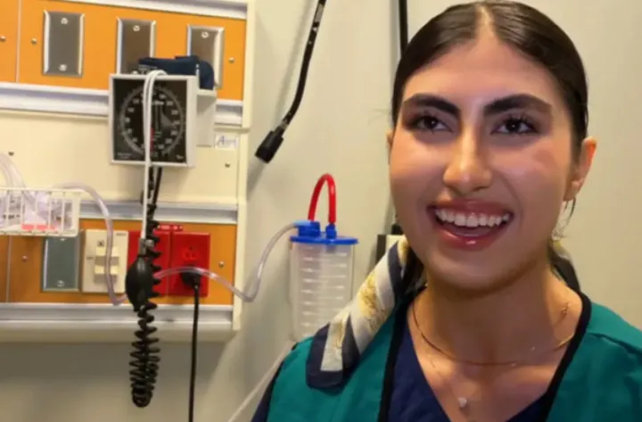 دختر ایرانی روی صحنه مسابقه دختر شایسته‌ی کانادا